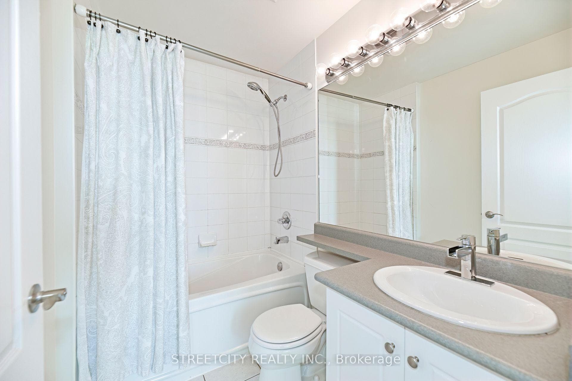 1359 Rathburn Rd - 4 piece bath