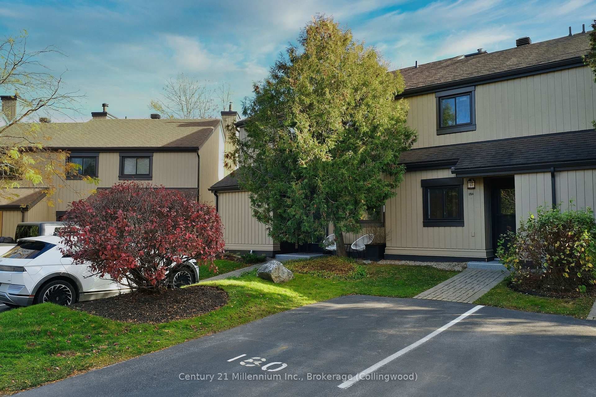 180 ESCARPMENT Crescent photo 3
