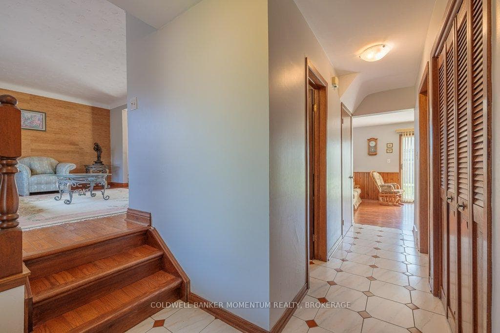 5 Mowat Crescent photo 4