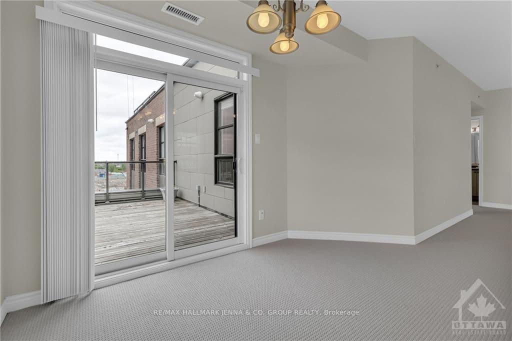 250 GLENROY GILBERT Drive Unit 304 photo 11
