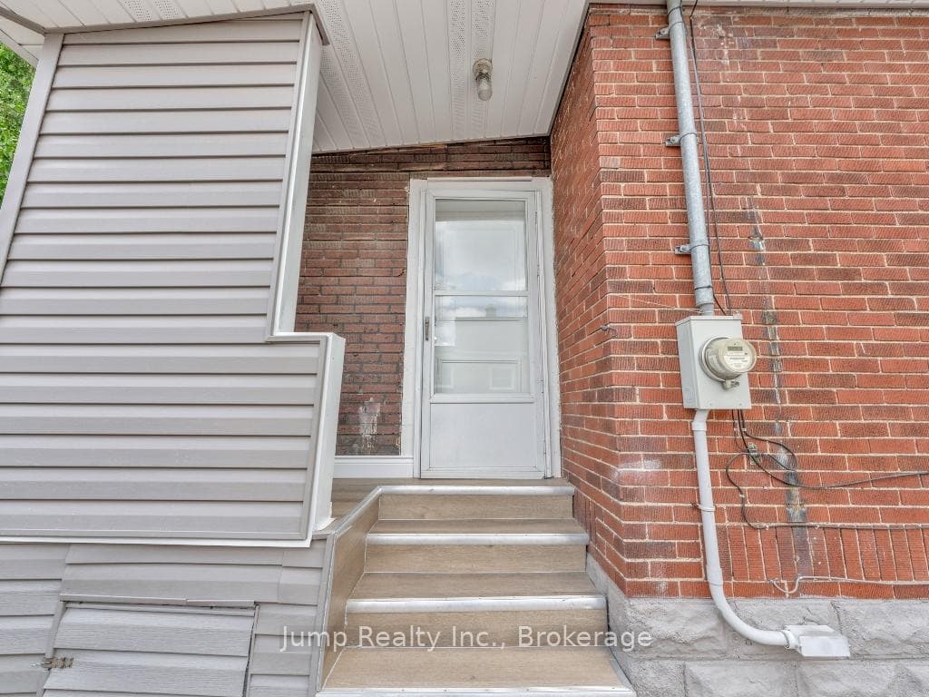 1662 Cadillac Street photo 35