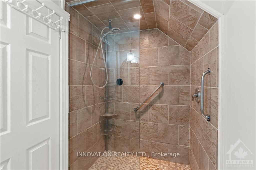 2216 BICKERTON Avenue photo 29