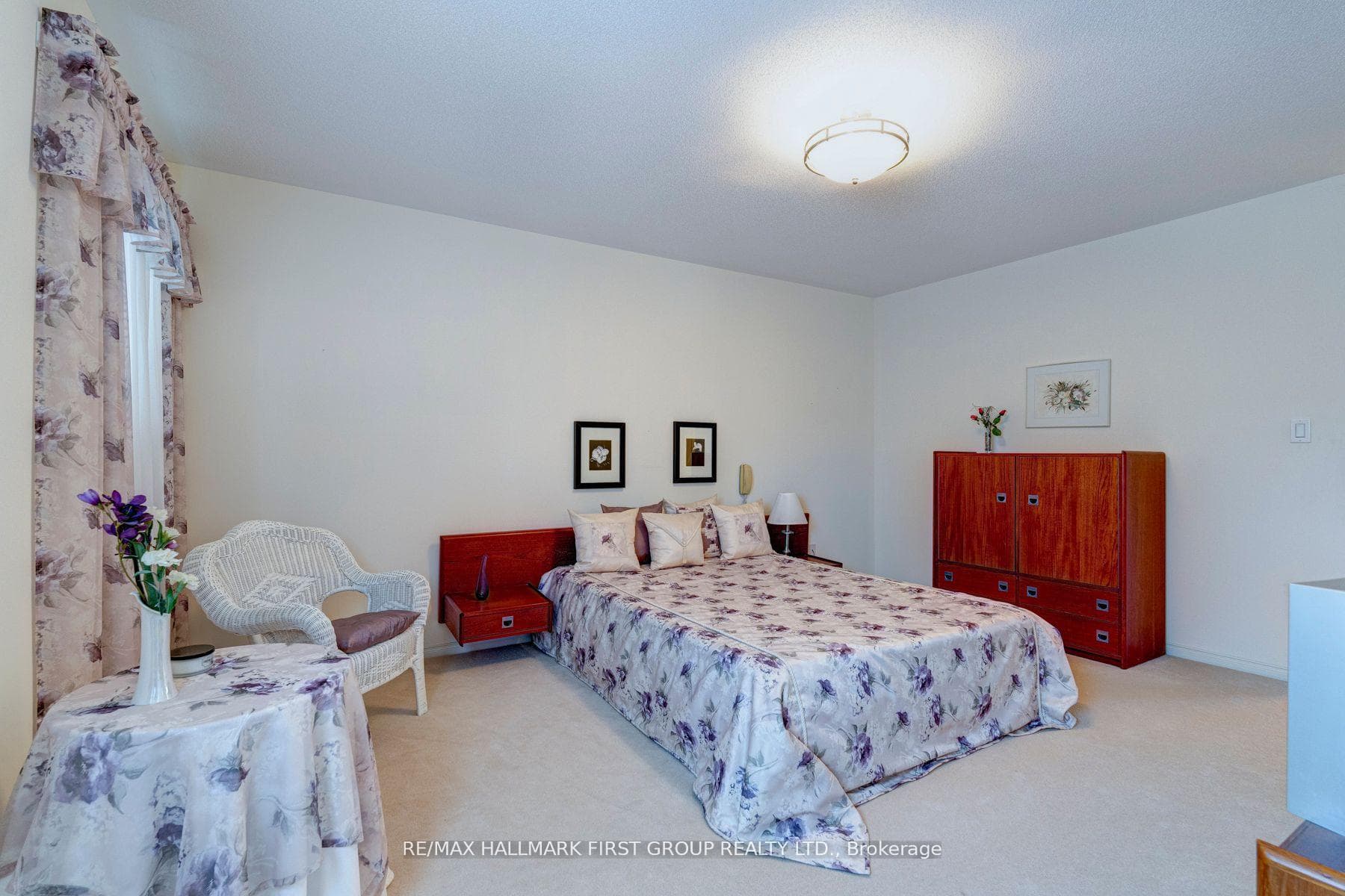 1300 Ashgrove Crescent photo 22