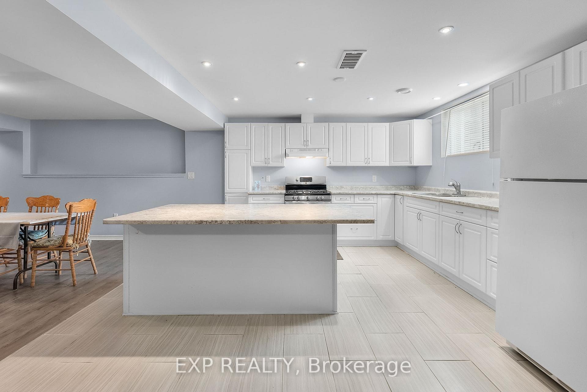 5490 Prince Edward Avenue Unit 4 photo 27
