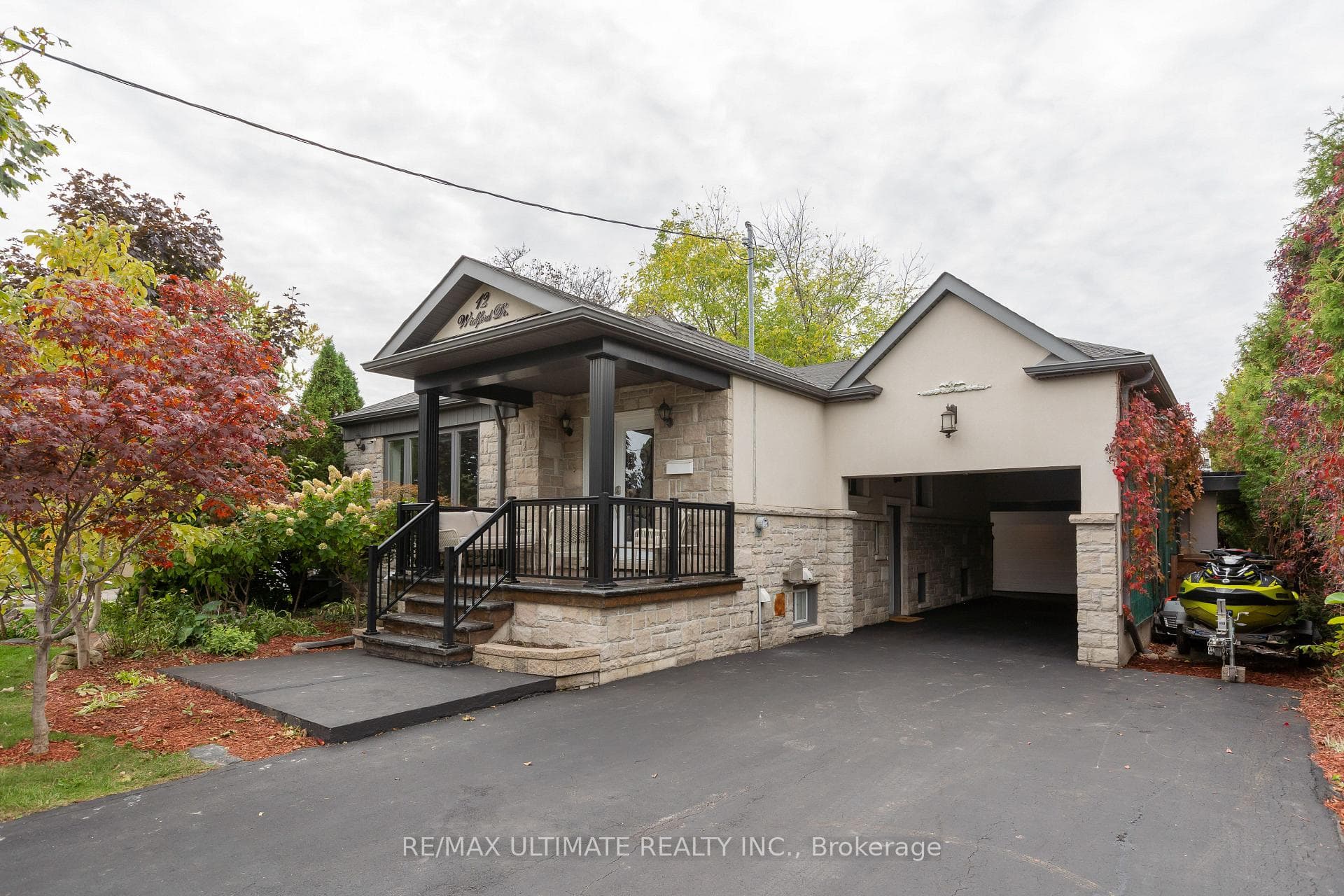 12 Wickford Drive photo 1