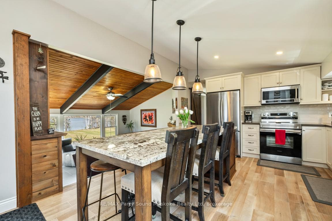 abulous Dining area overlooks lake