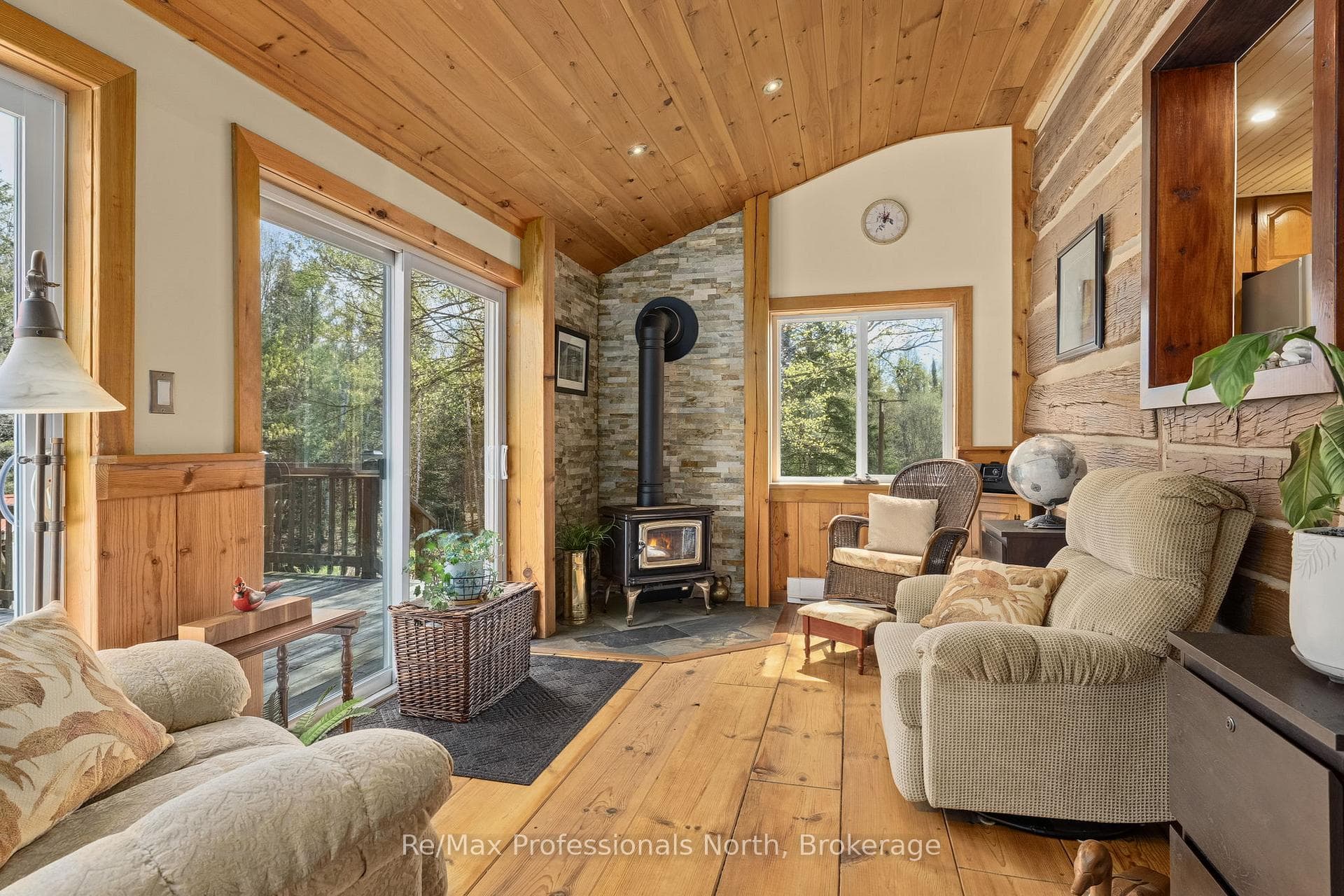 3569 Chetwynd Road photo 5