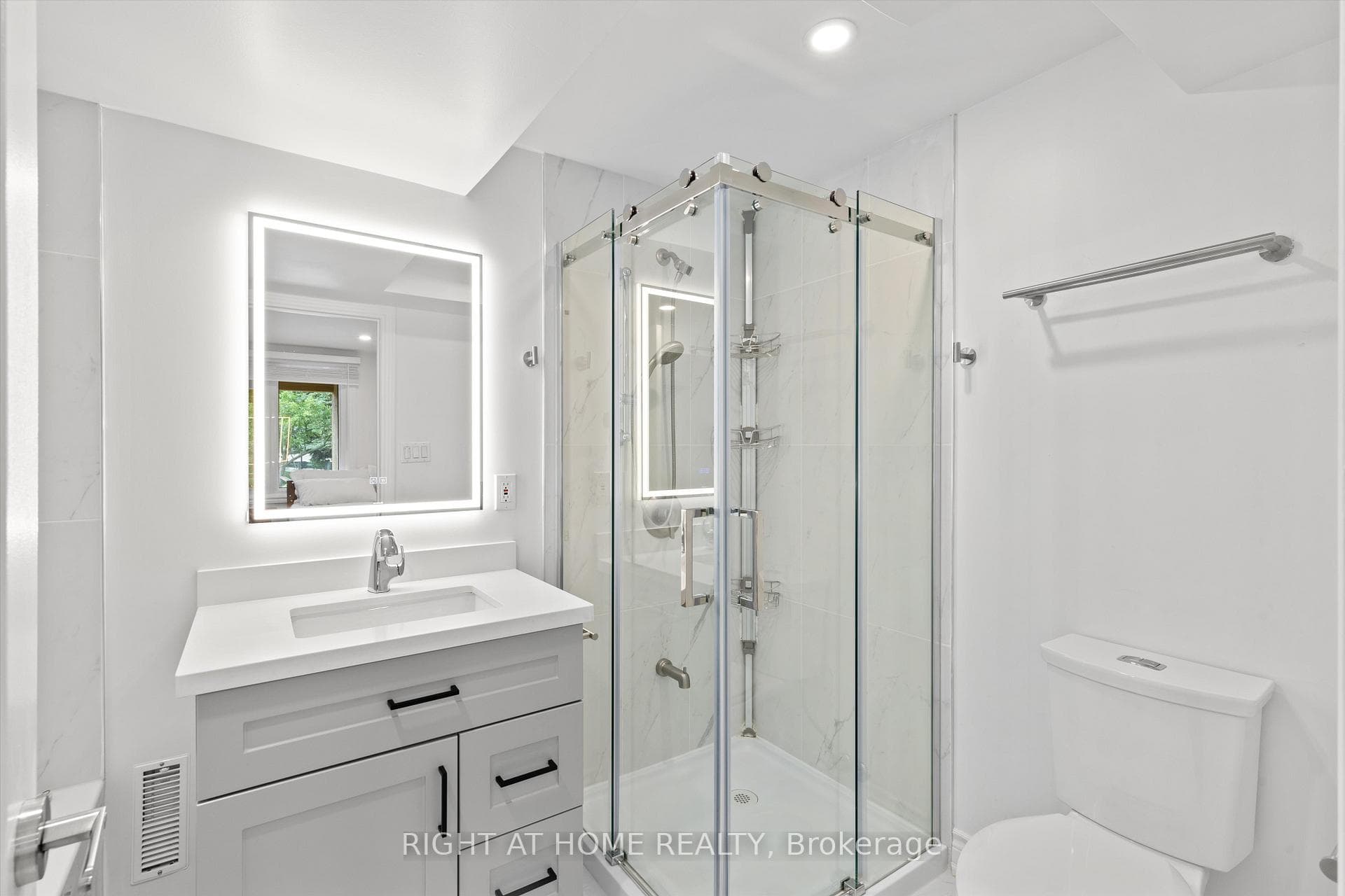 Basement 4-pc Ensuite Bathroom