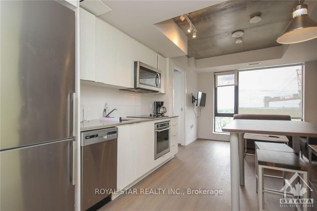 105 CHAMPAGNE Avenue Unit 1717 photo 8