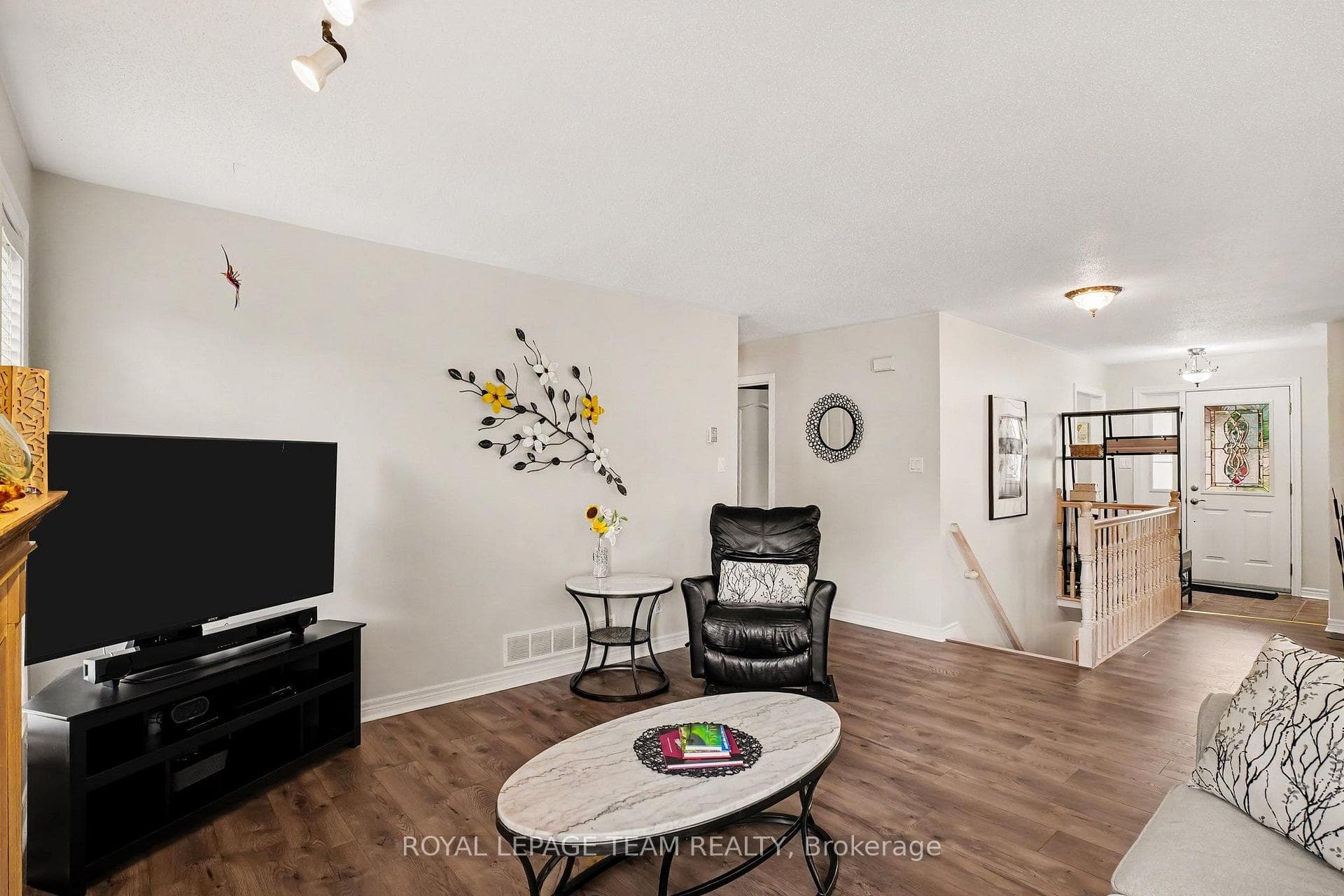 Great layout -Main floor living