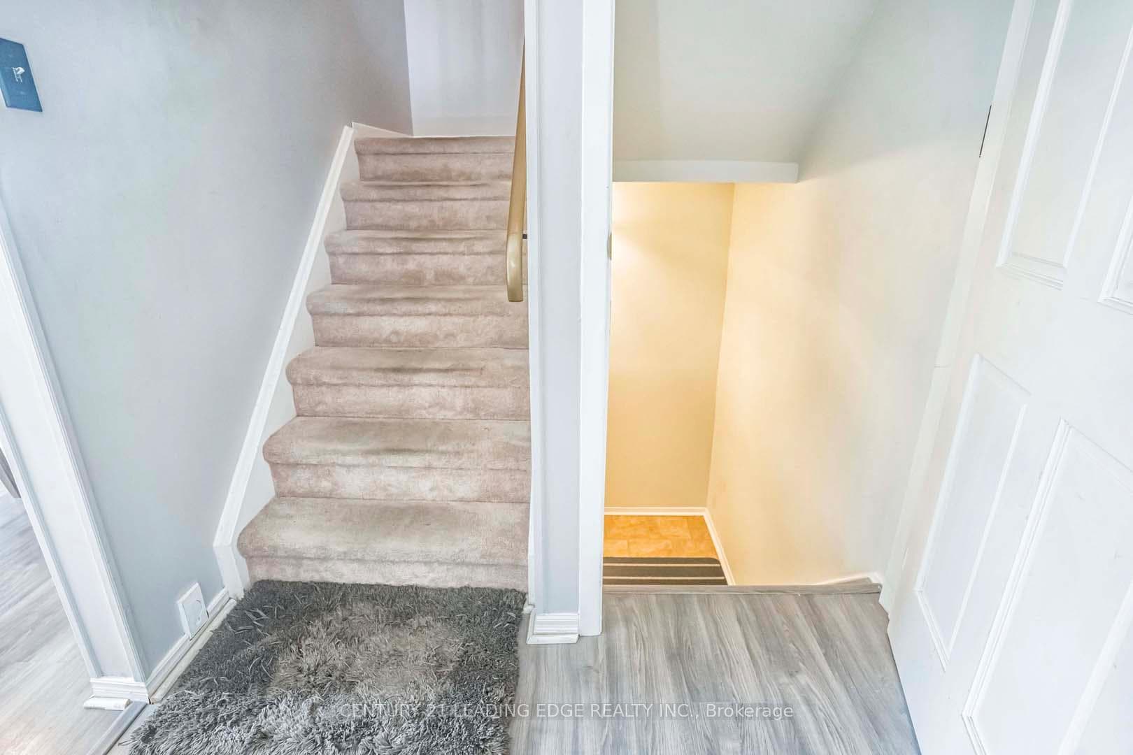 1302 Fenelon Crescent photo 29