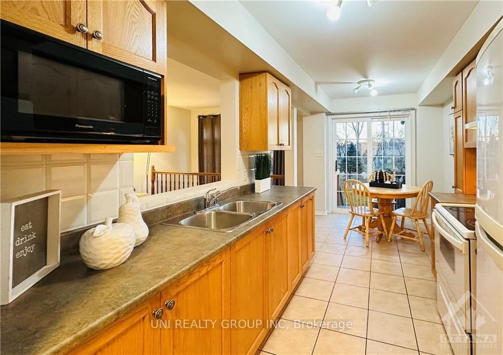 386 WISTERIA Crescent photo 7