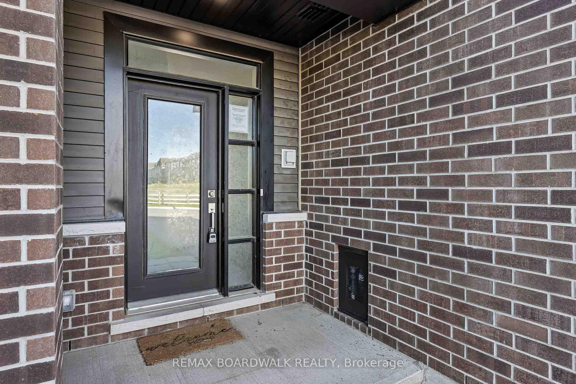 2063 Caltra Crescent photo 3