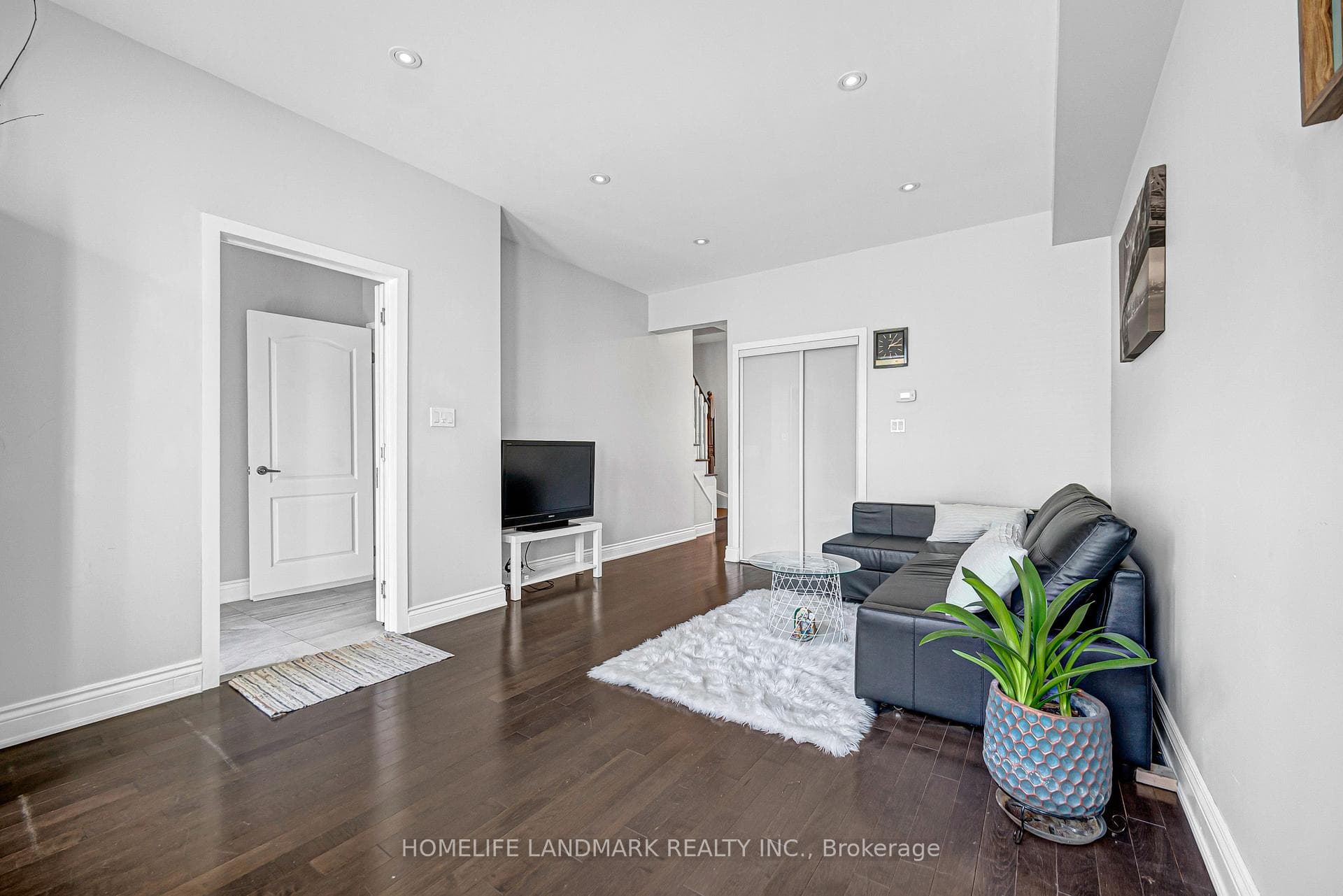 293 Murray Ross Parkway photo 5