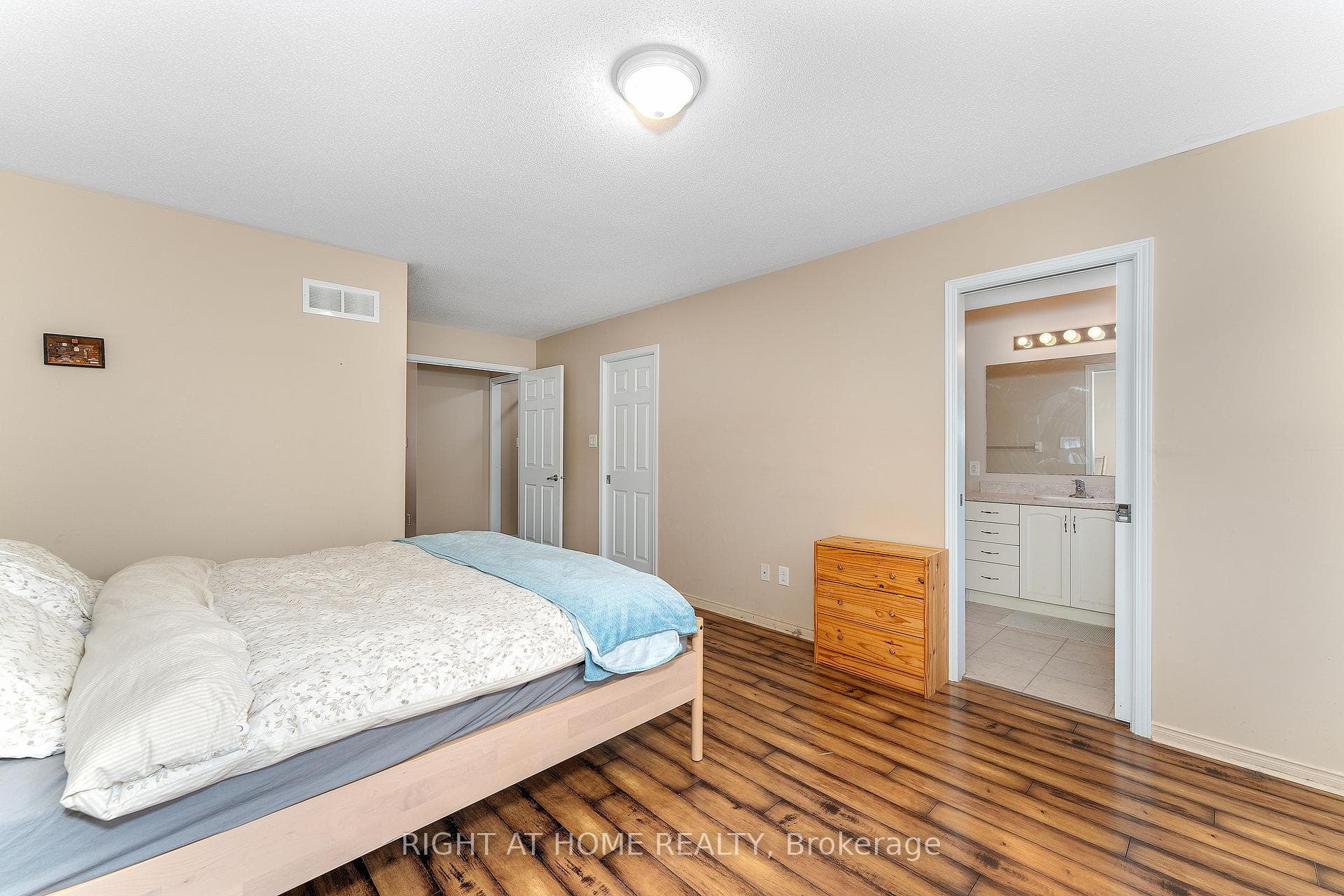 549 Ashbourne Crescent photo 20