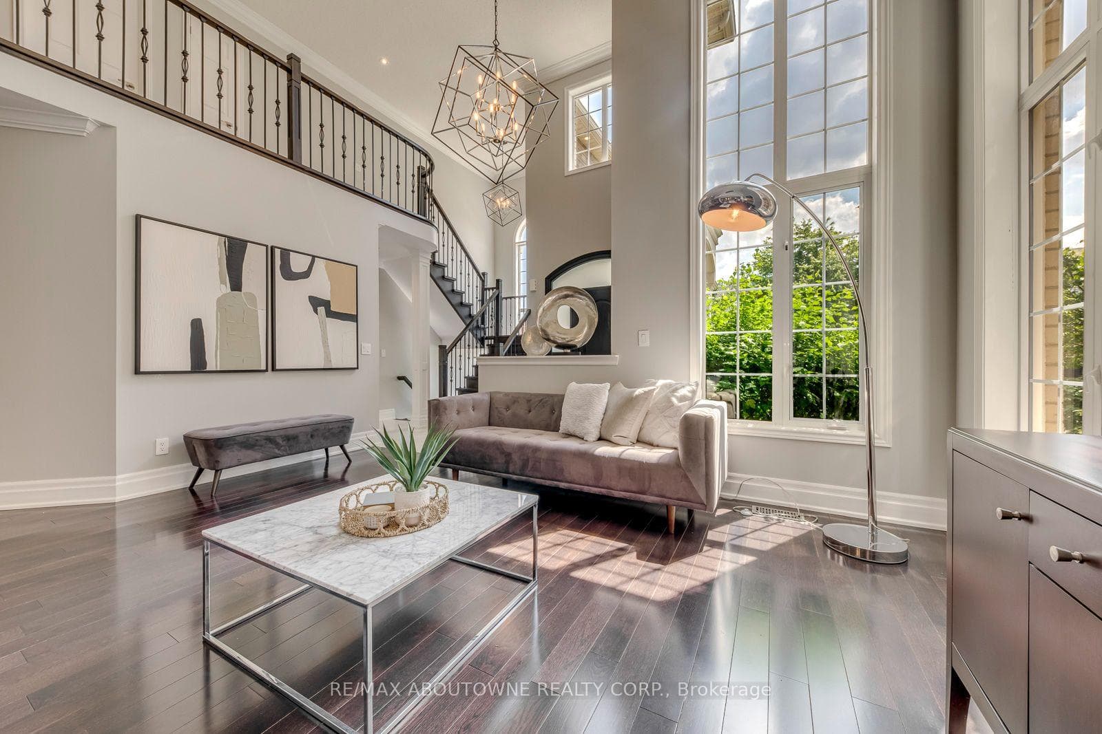2067 Helmsley Avenue photo 9