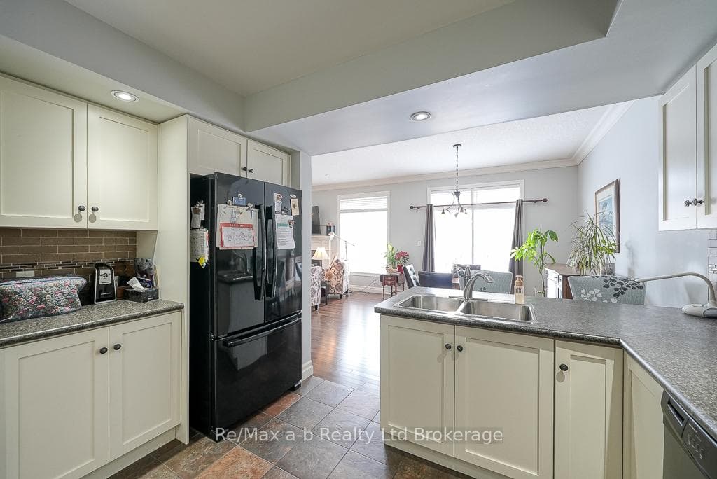 885 Ridgewood Drive photo 13