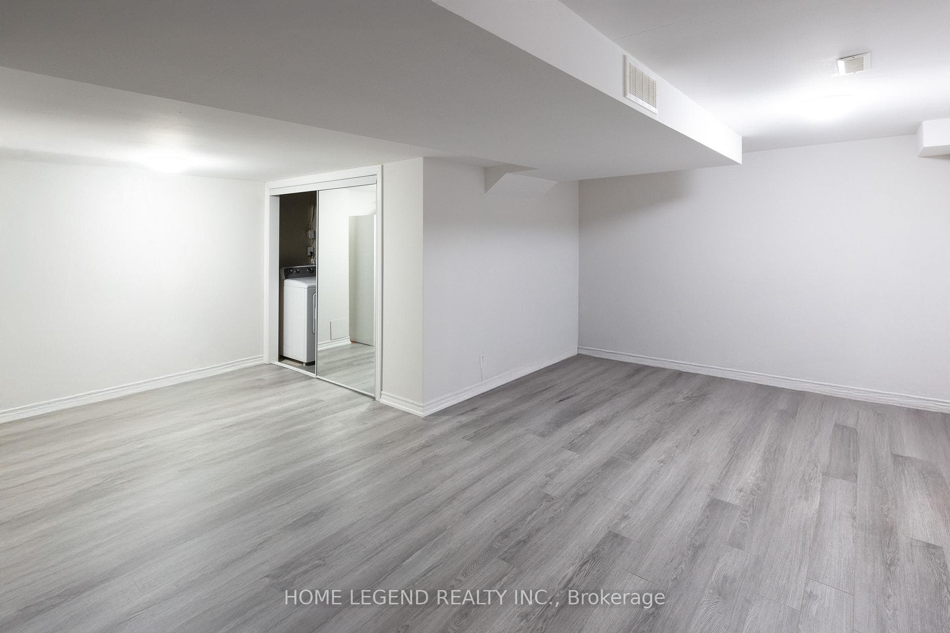 48 Warren Bradley Street photo 16