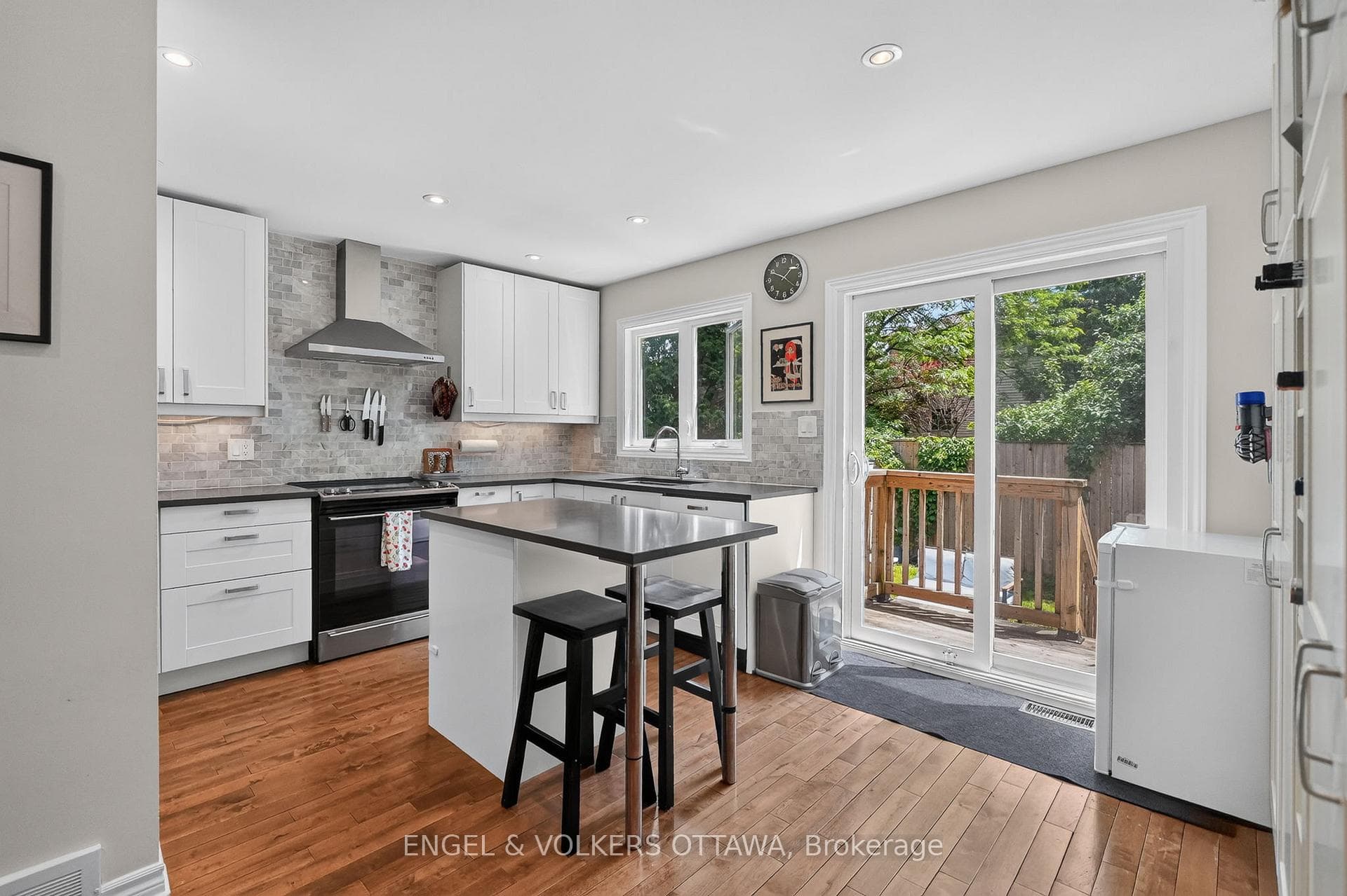 258 Carillon Street photo 5