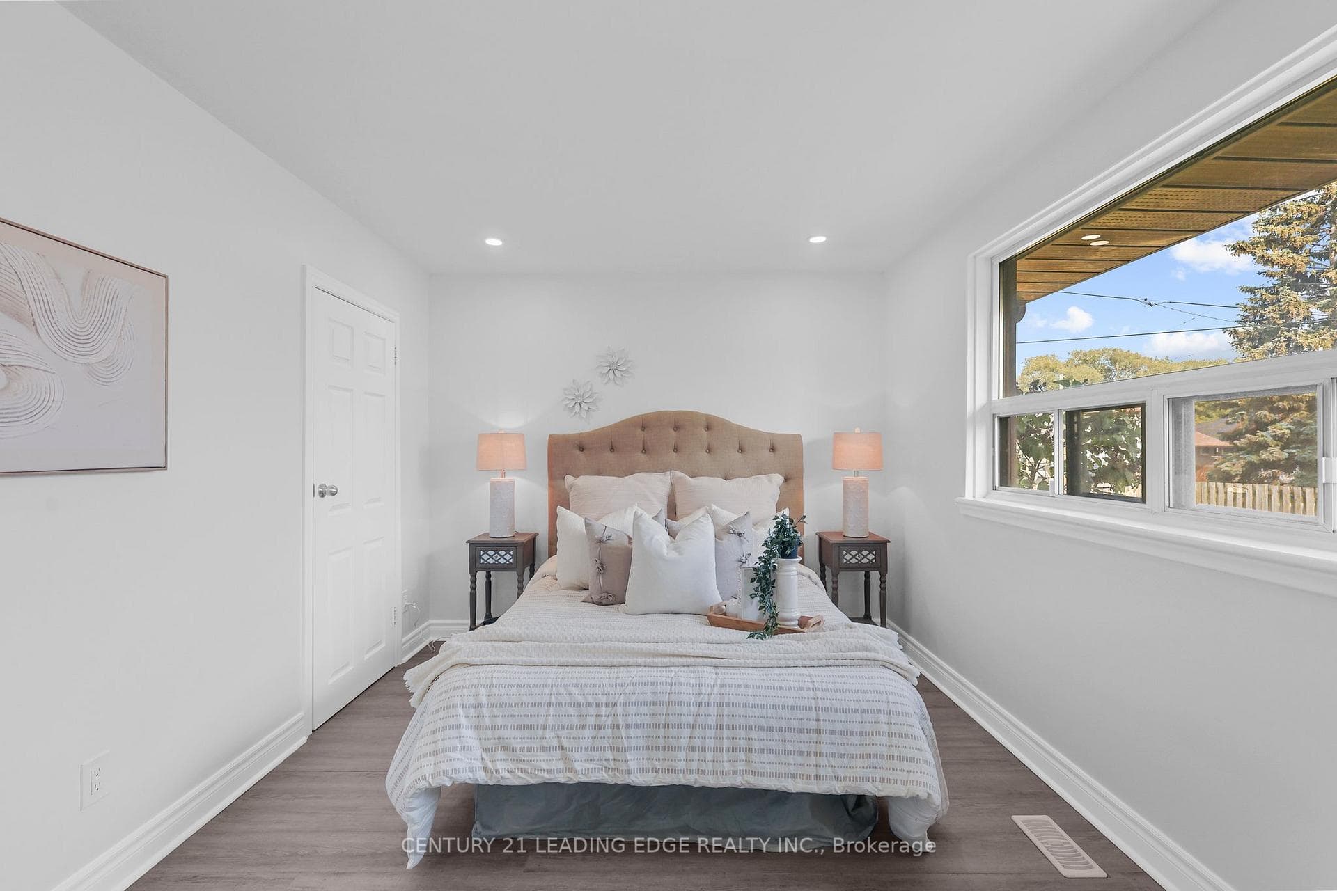 615 Perry Crescent photo 12