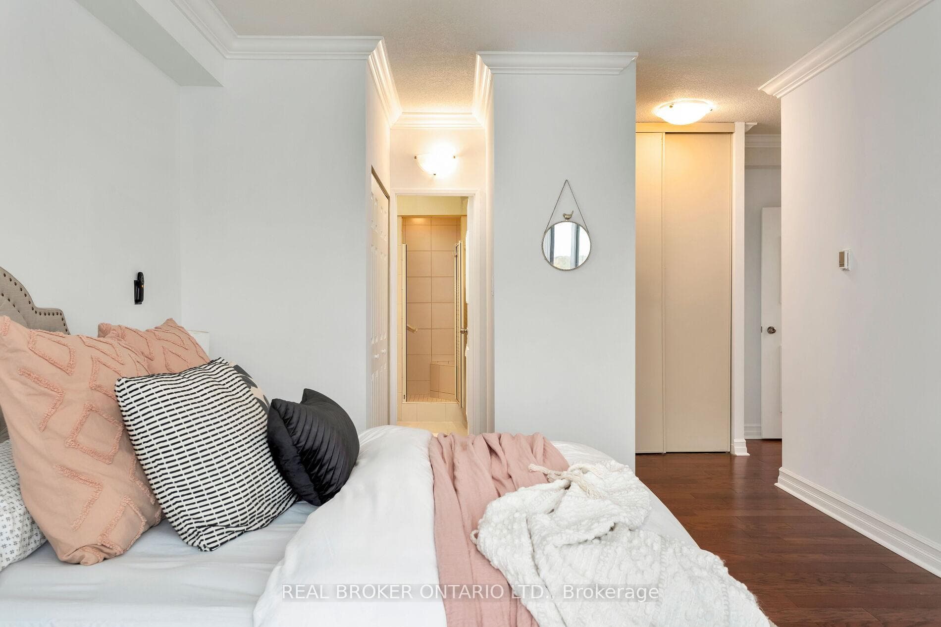 5250 Lakeshore Road Unit 607 photo 31