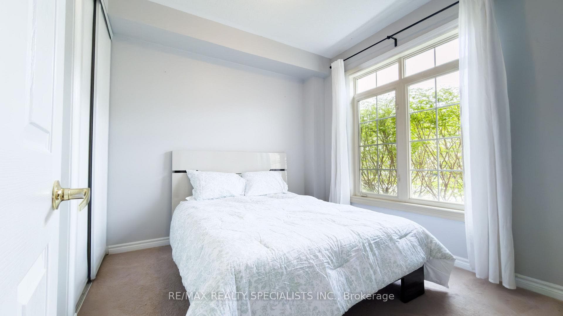 111 Civic Centre Drive photo 12
