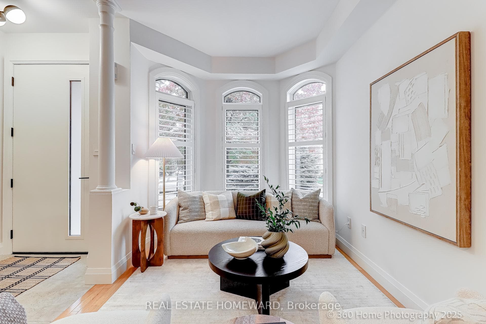 Bright south facing living room, 9' ceiling