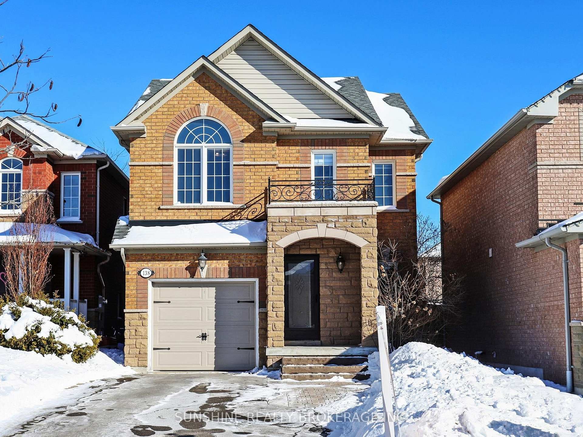 138 Beaverbrook Crescent photo 1