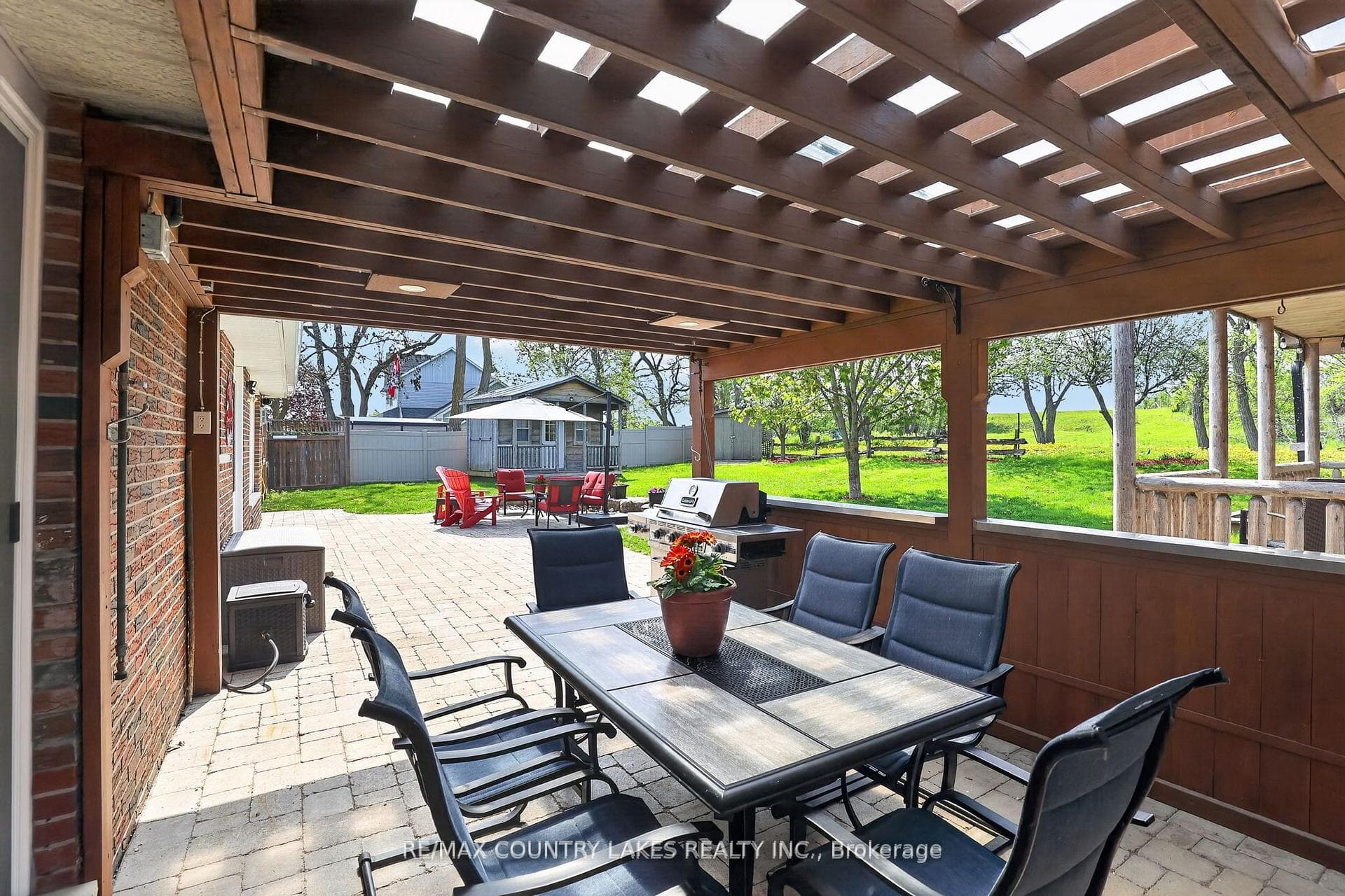 653 Simcoe Street photo 42