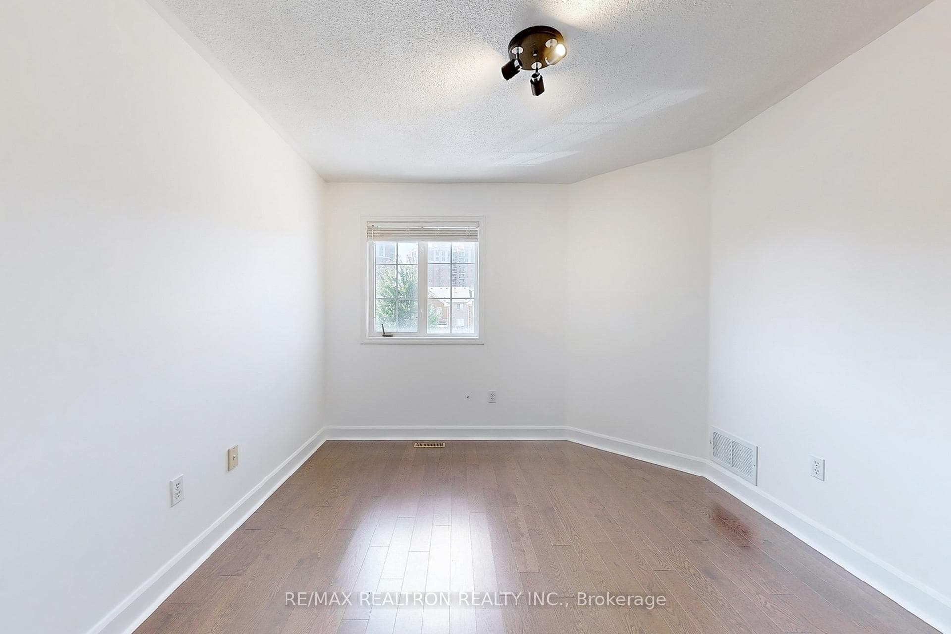 211 Red Maple Road photo 31