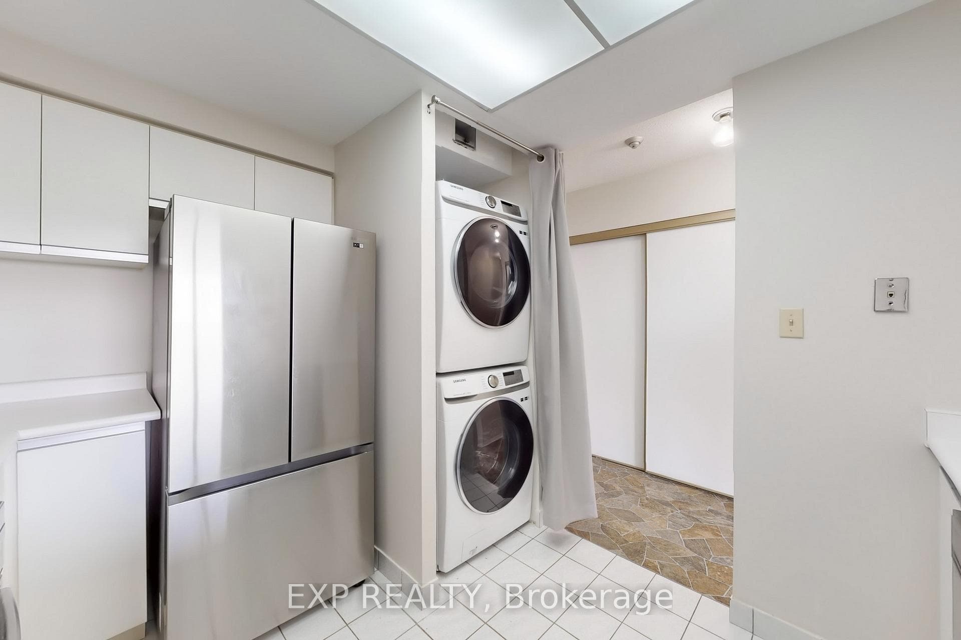711 Rossland Road Unit 711 photo 9