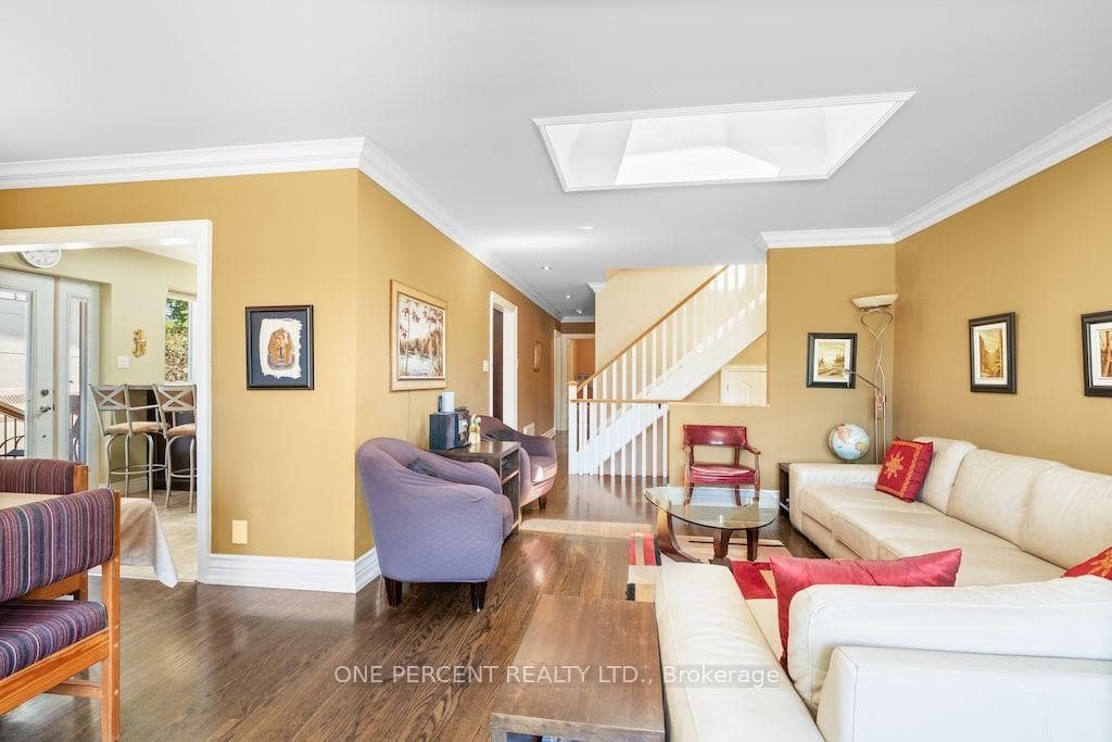 583 Stephens Crescent photo 7