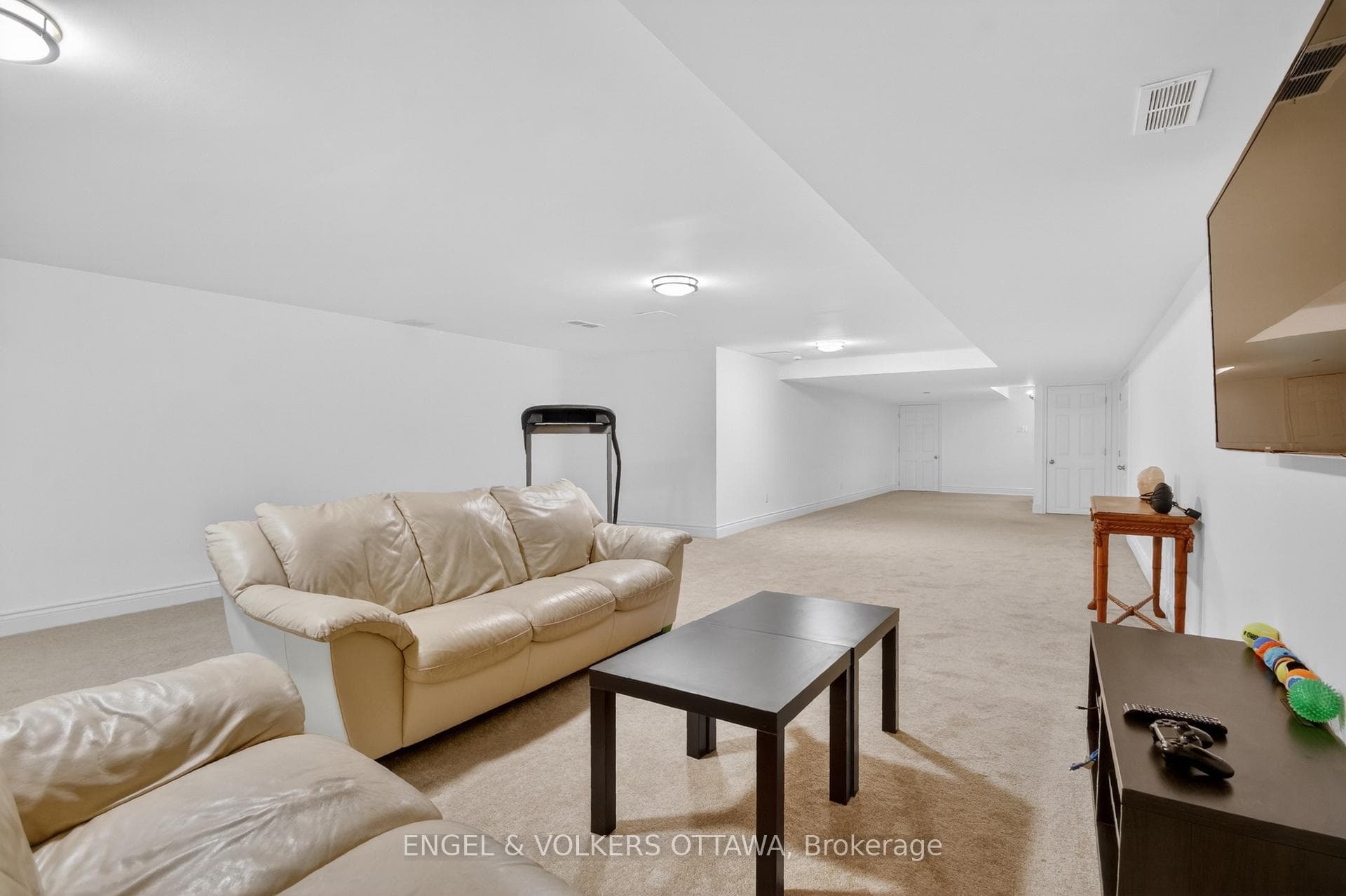 528 Tullamore Street photo 29