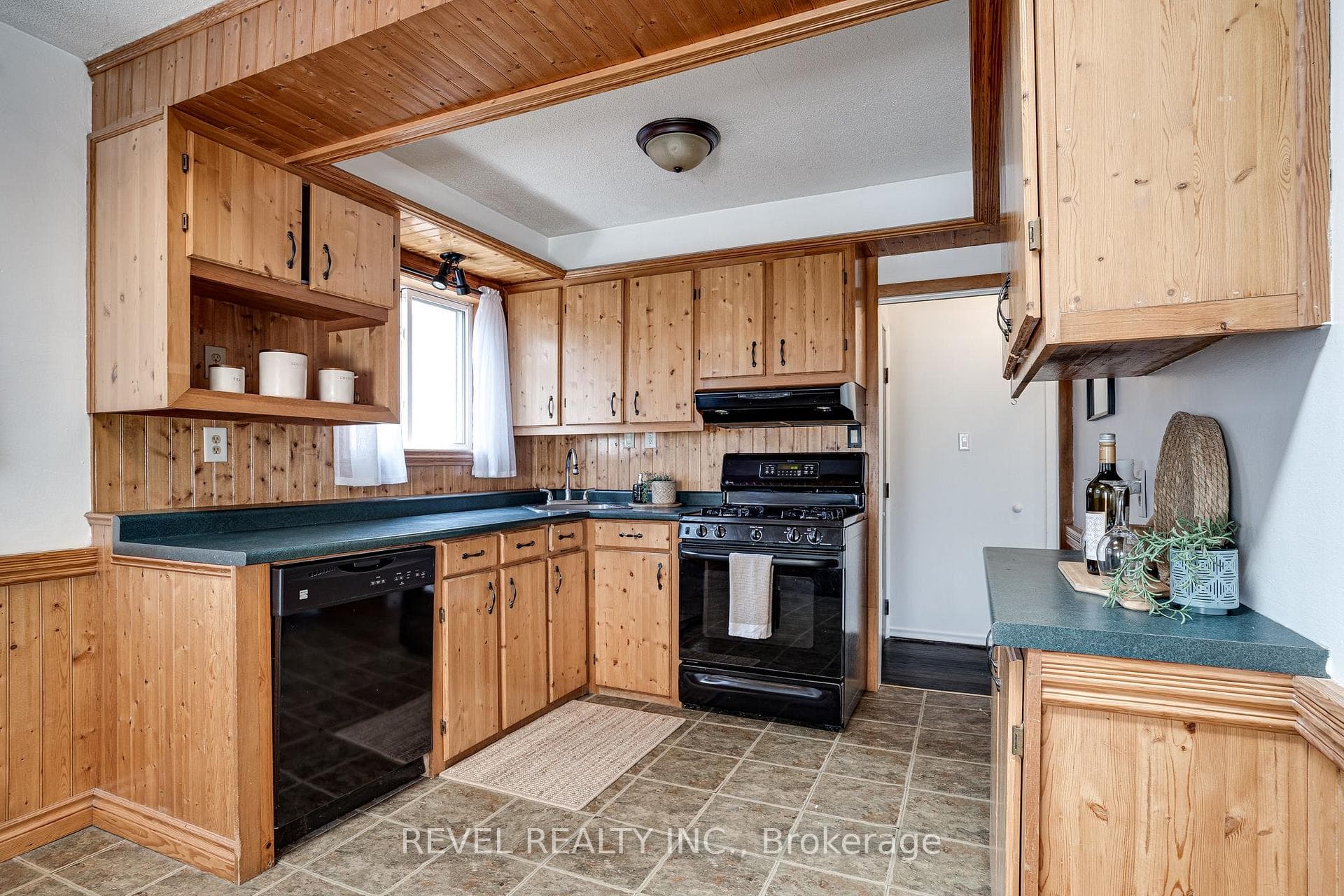 552 Roxborough Avenue photo 10