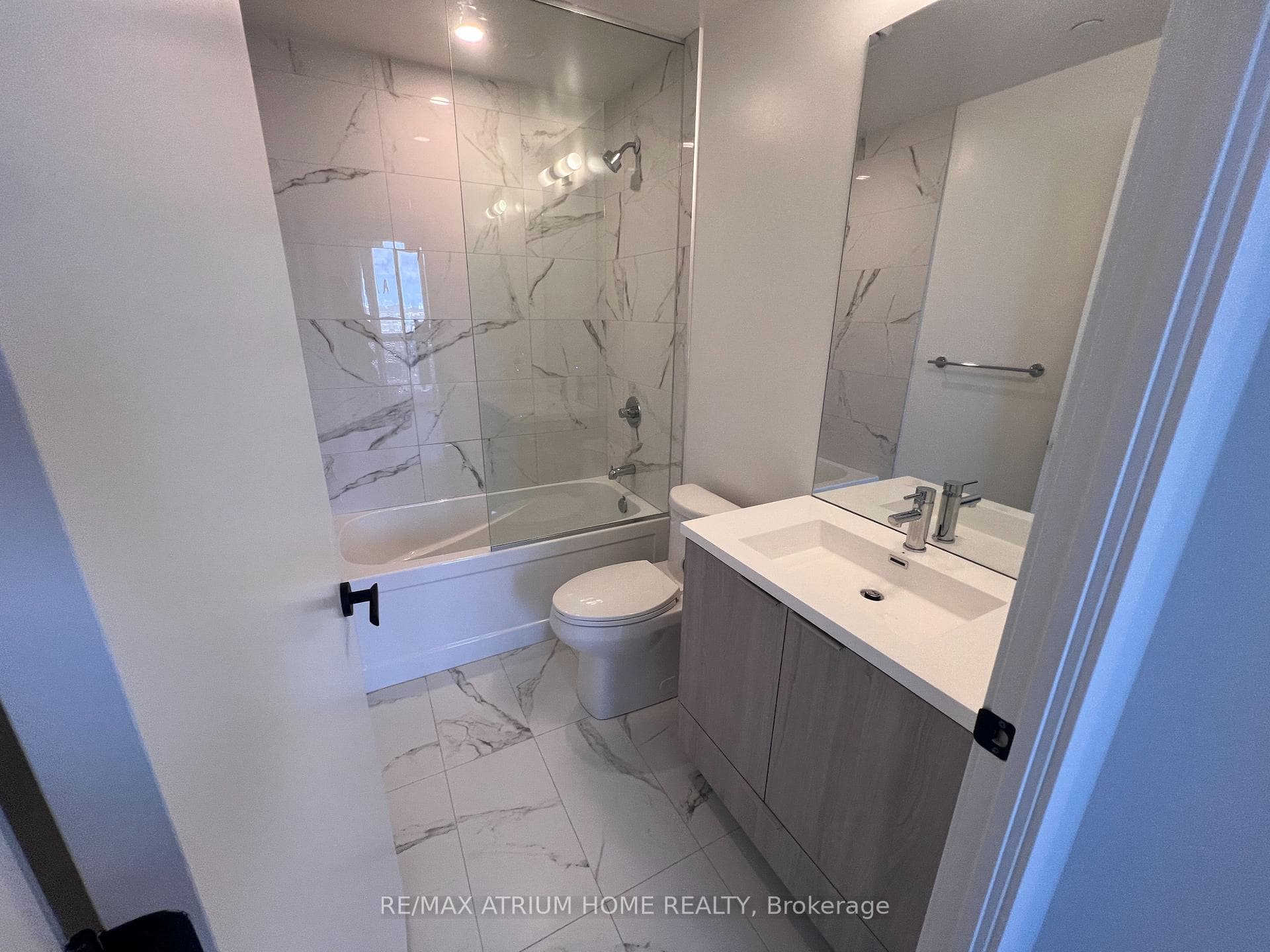 8 INTERCHANGE Way Unit 1907 photo 8