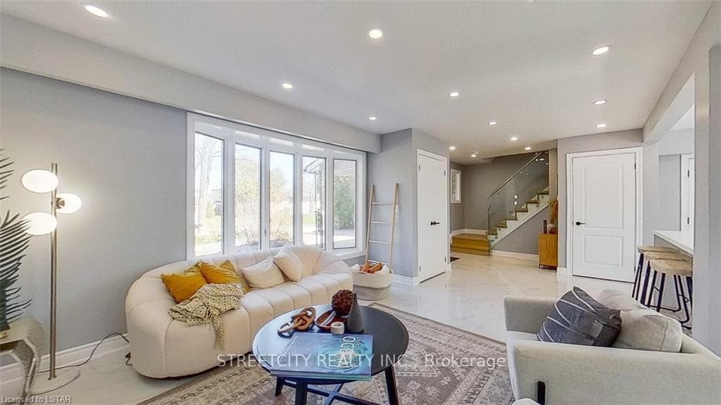 9 Scotchpine Crescent photo 4