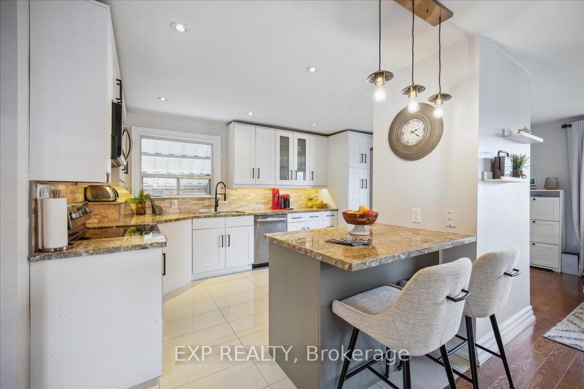 137 Kingsview Boulevard photo 9