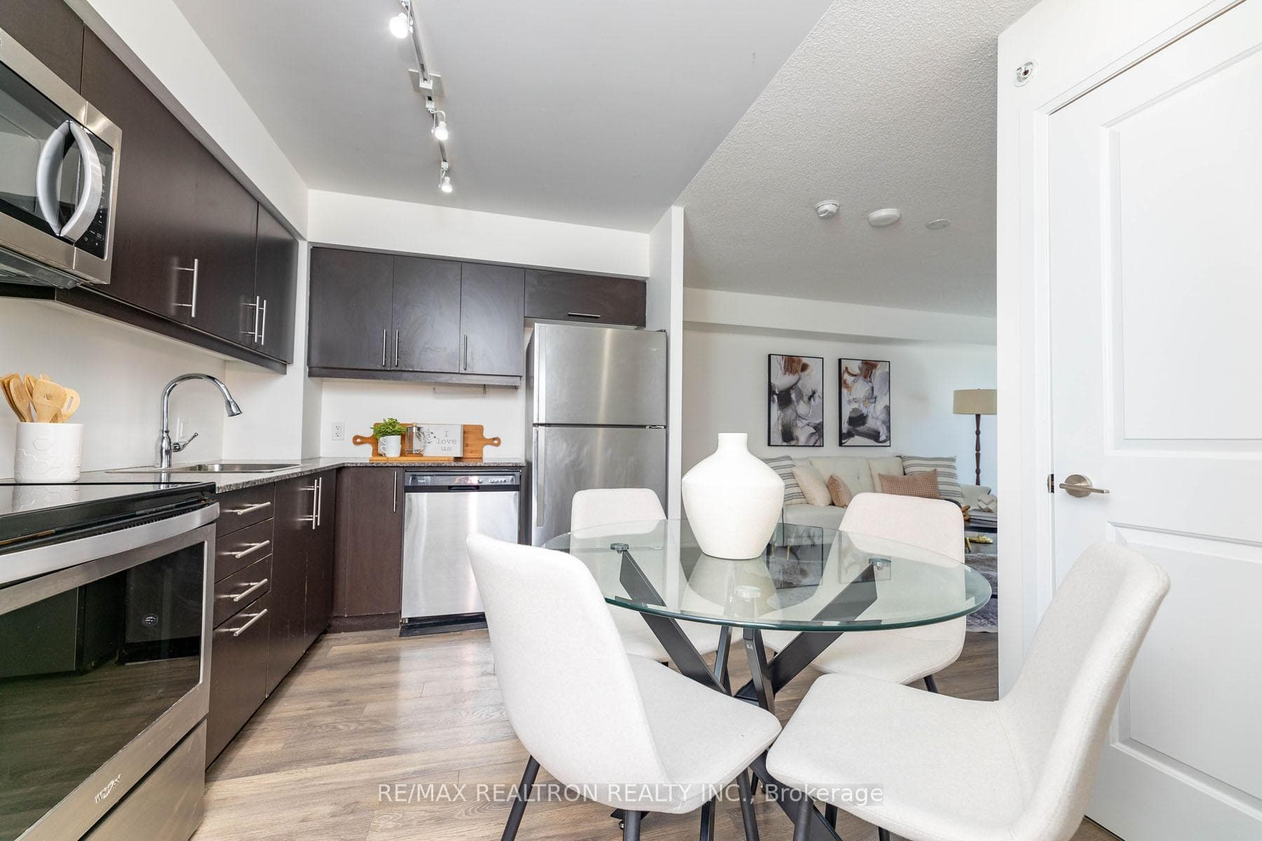 30 Meadowglen Place Unit 1901 photo 9