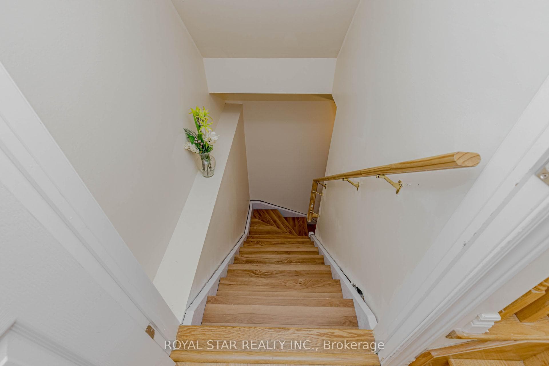 877 Cook Crescent photo 44