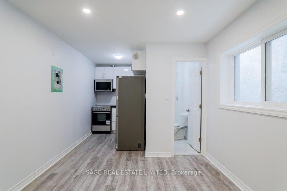 210 Carlton Street Unit 203 photo 5