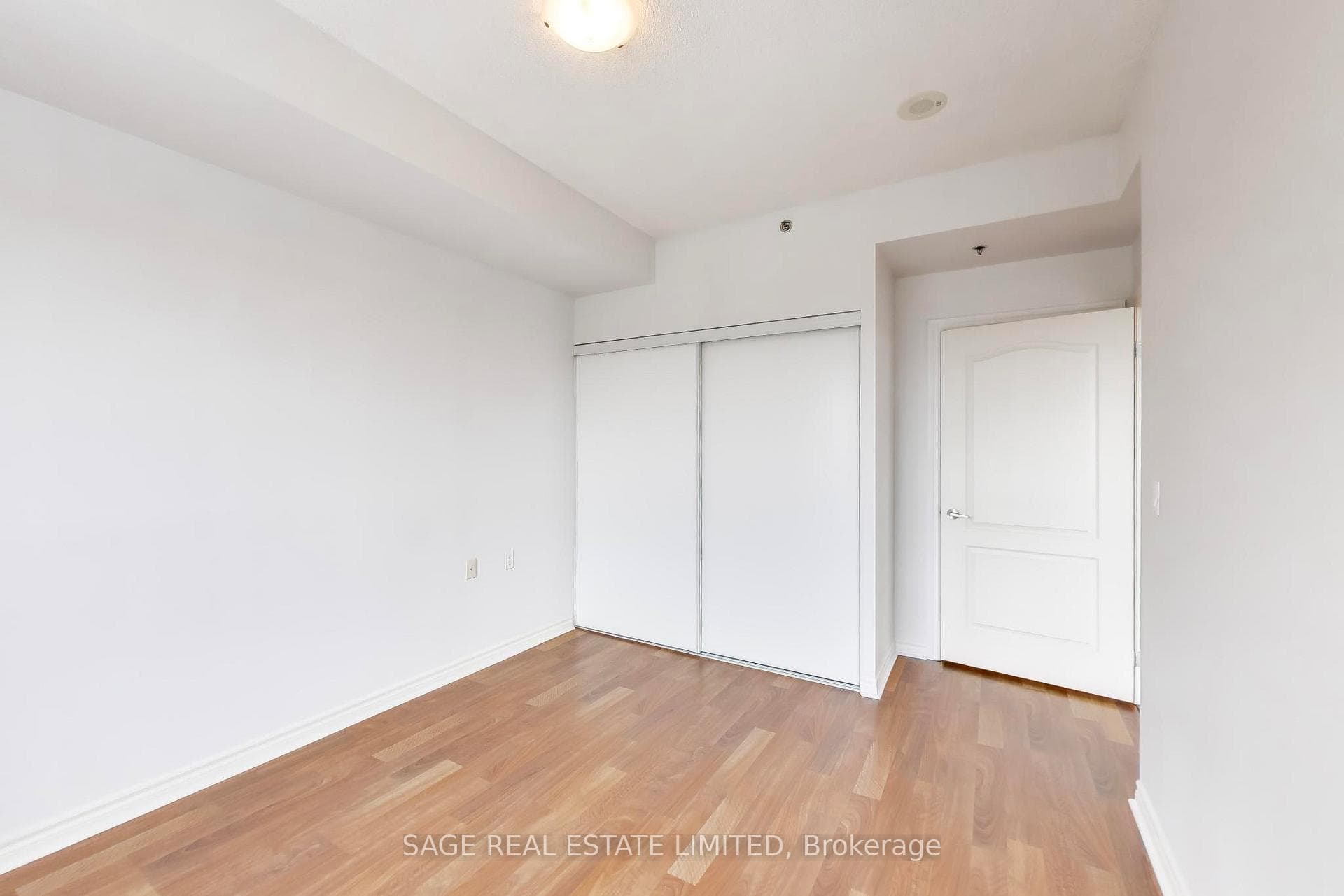 810 Scollard Court Unit 902 photo 17