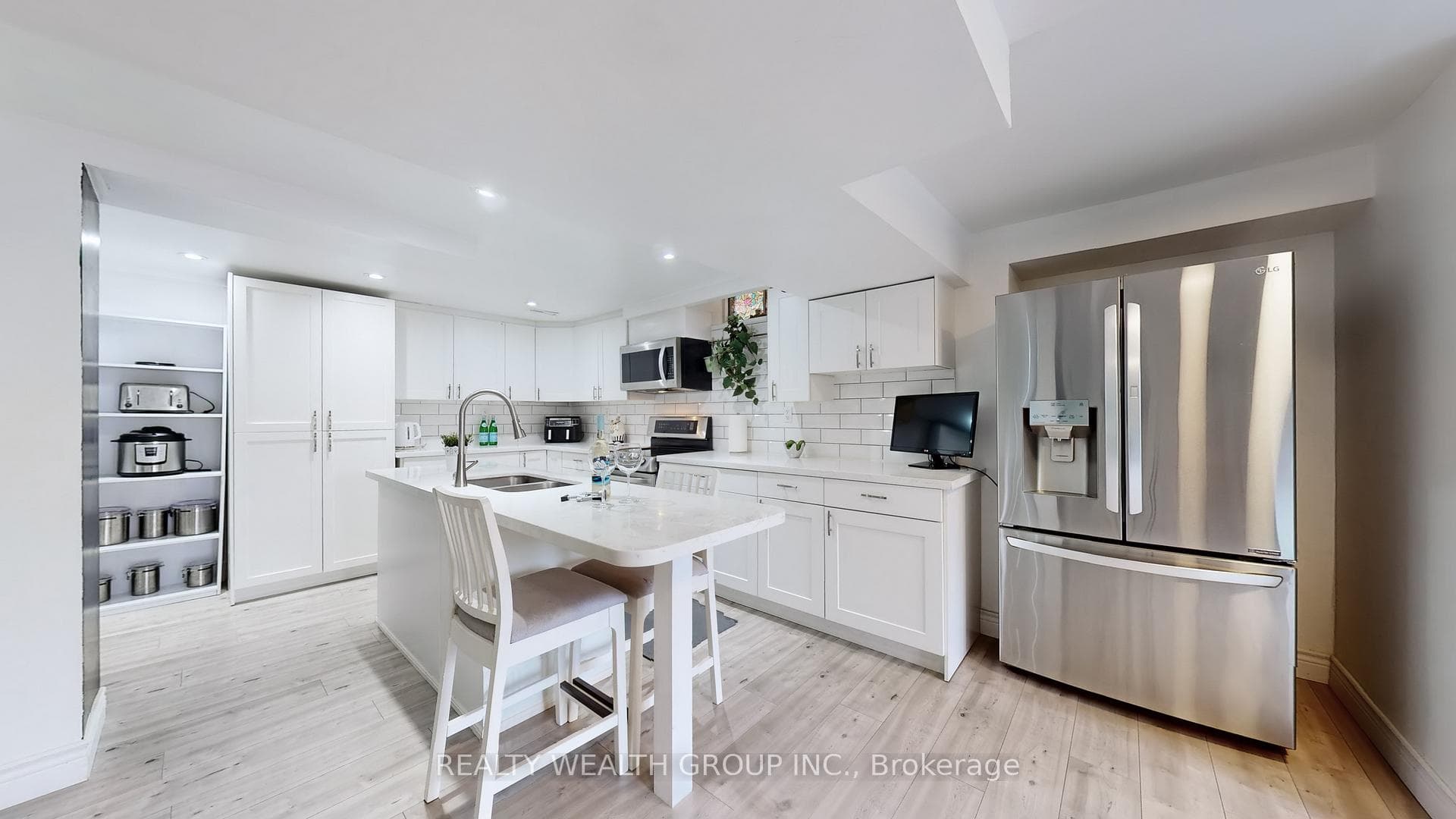 948 Ferndale Crescent photo 6