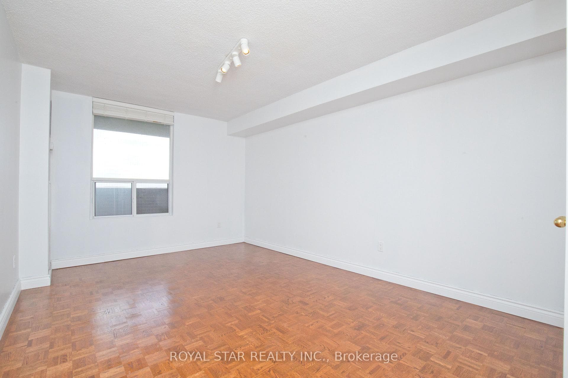 1535 Lakeshore Road Unit 1607 photo 19