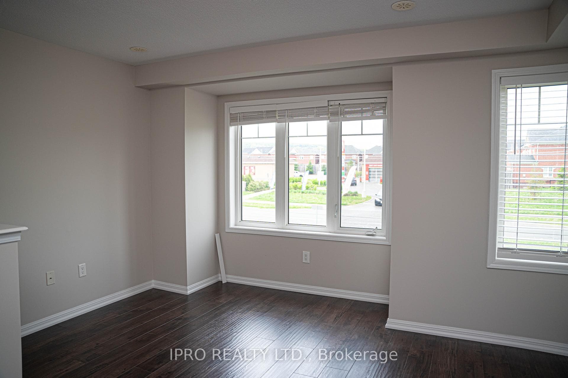 6020 Derry Road Unit 28 photo 2