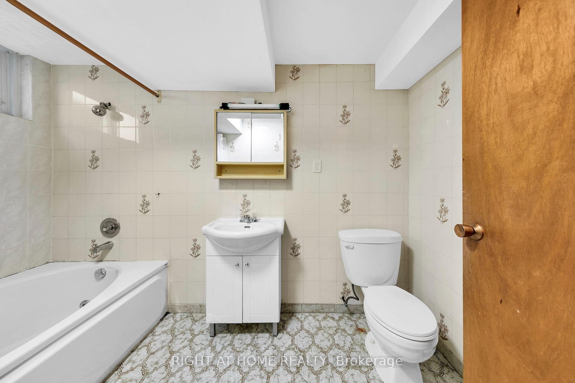 88 Peckham Avenue photo 36