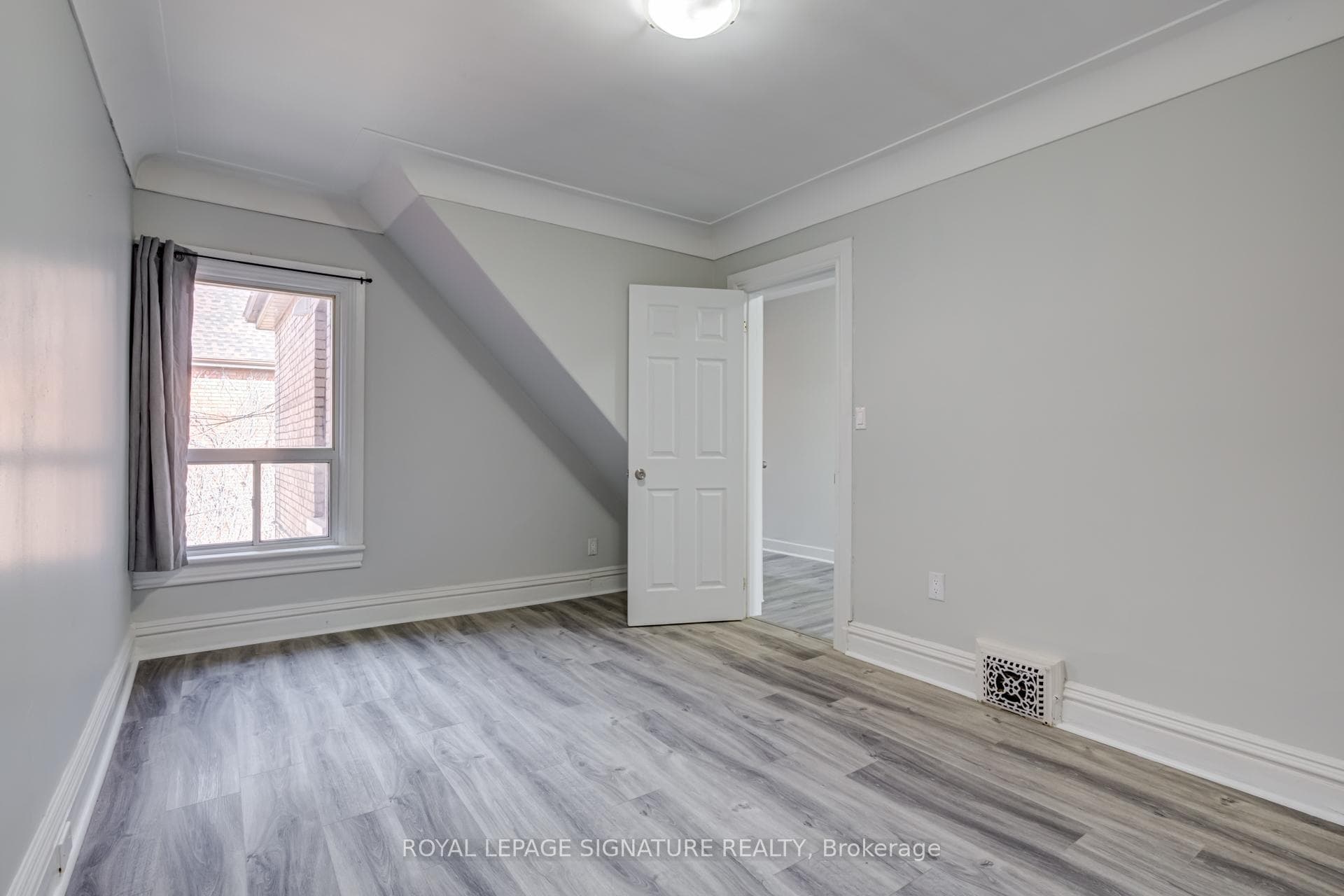 212 Wellington Street Unit Upper photo 12