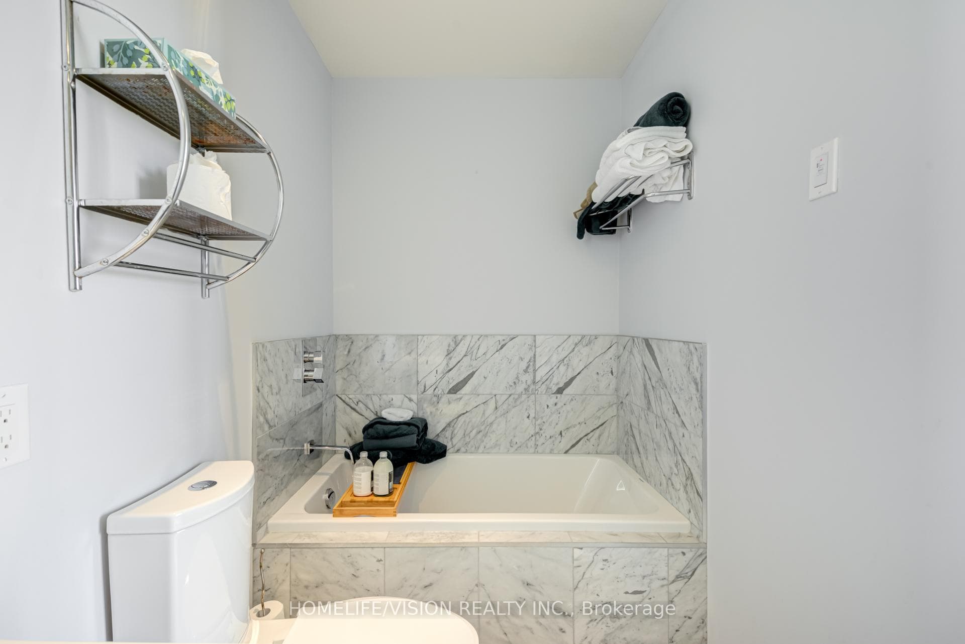629 KING Street Unit PH 1415 photo 27