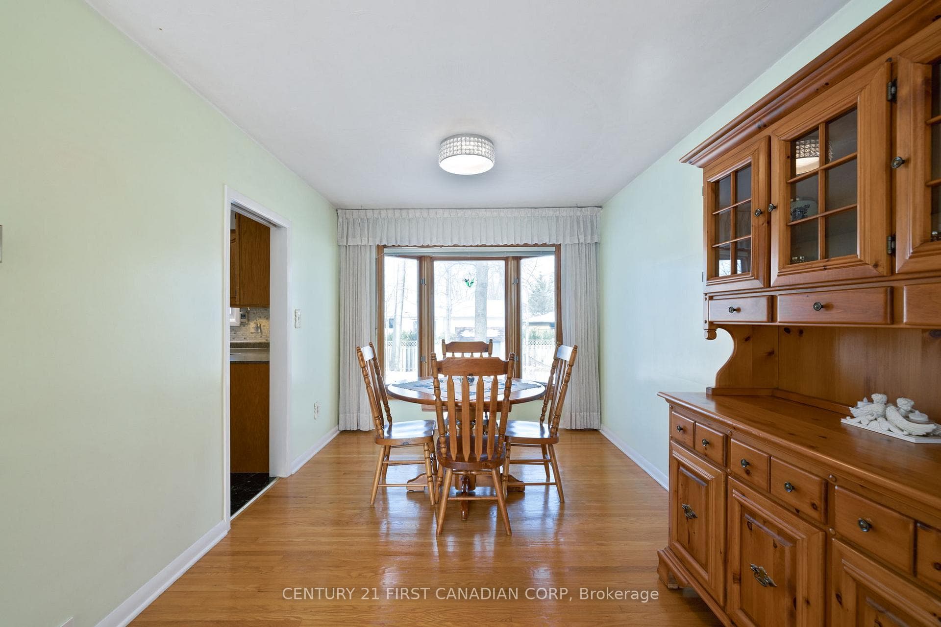 843 Westbury Crescent photo 7