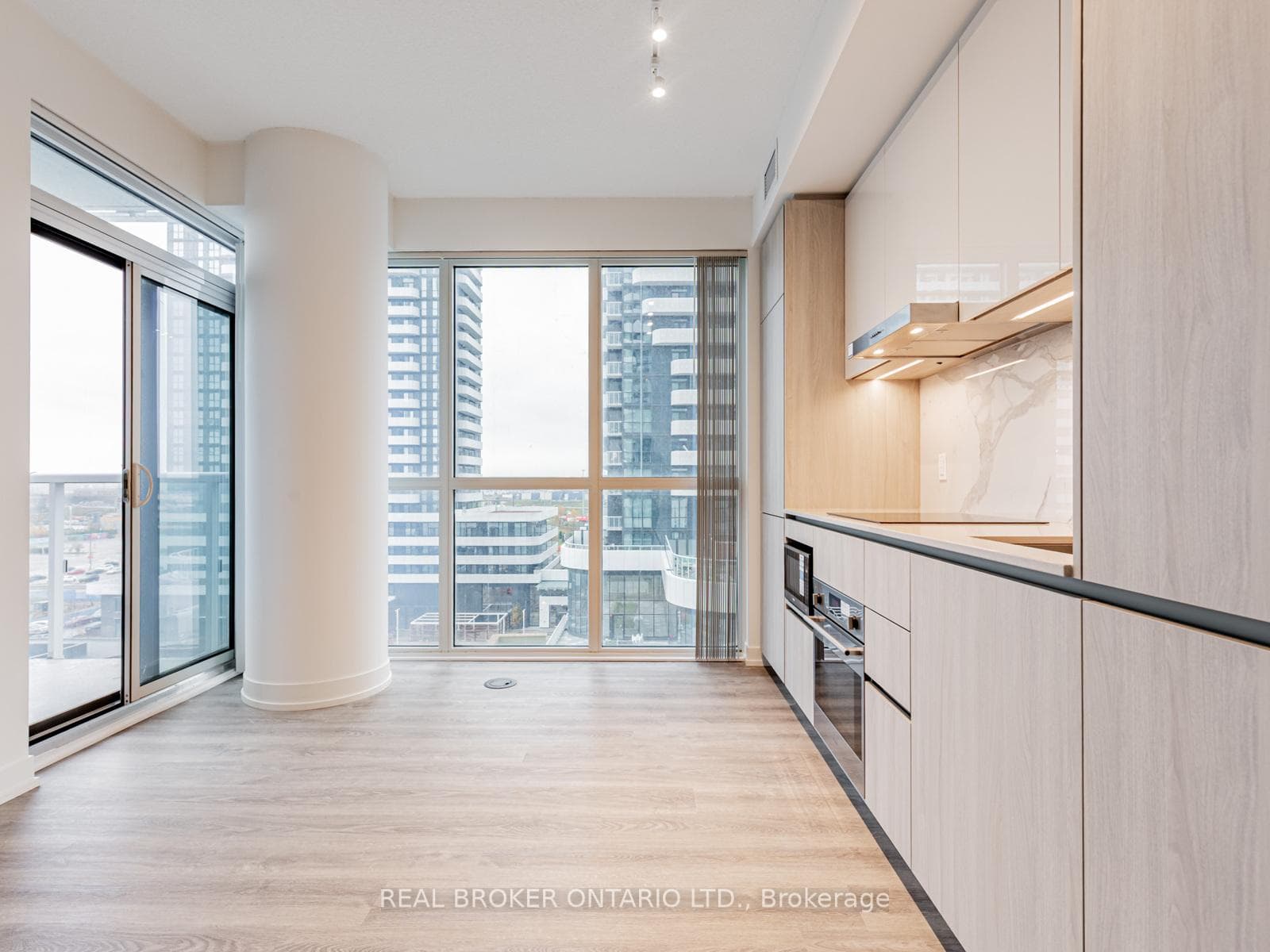 8 Interchange Way Unit 712 photo 2