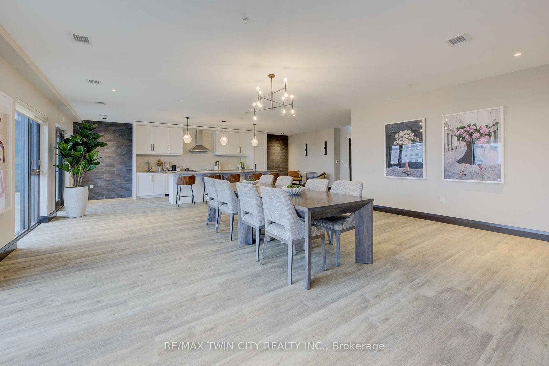 50 Grand - amenities room